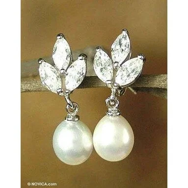 Handmade Sterling Silver 'Snow Blossom' Cultured Pearl Earrings (7 mm) (India)