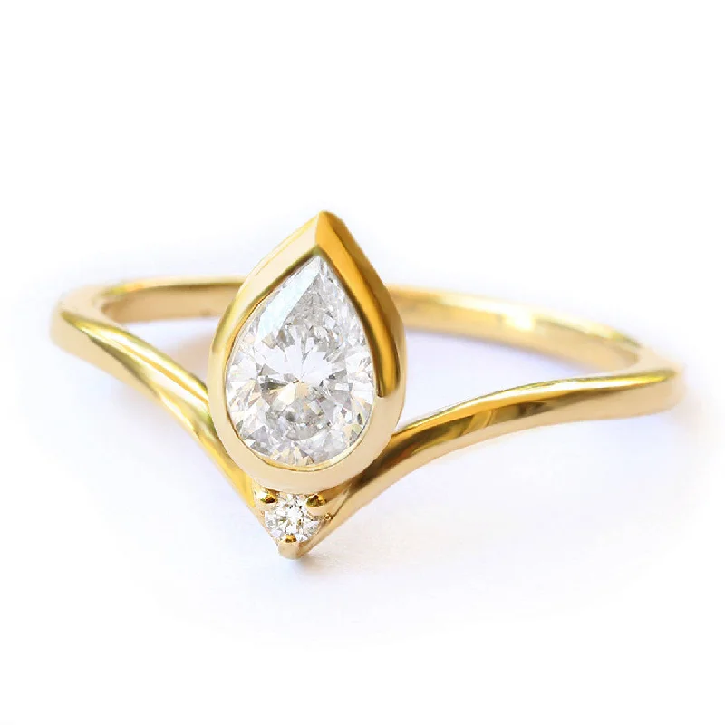 Pear diamond Bindi Engagement Ring ♥